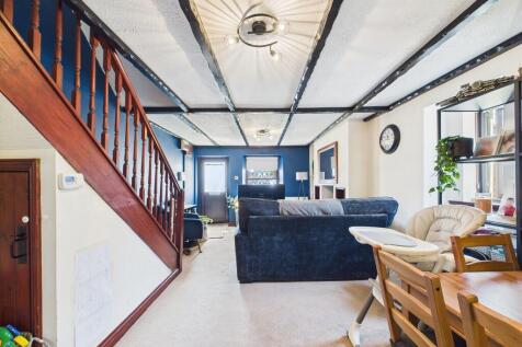 Lounge / Dining R...