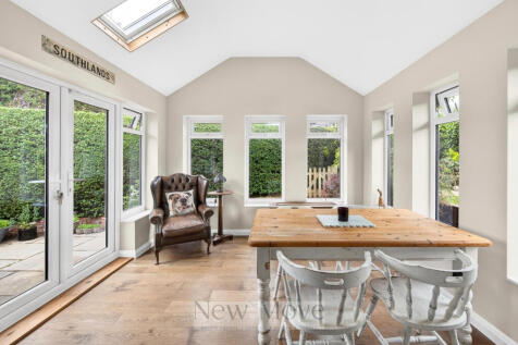 Charming four bedroom chalet bungalow in the hear