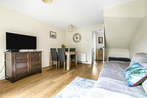 SHORT LET - Charming 2-bedroom home with parking photo 3