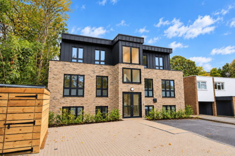 Canterbury Close, Beckenham, BR3. 3 bedroom flat for sale