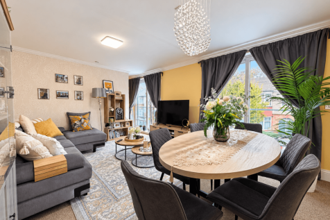 Spacious Mid Floor Apartment for Rent in N4