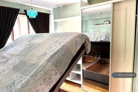 Super King-Size Bedroom