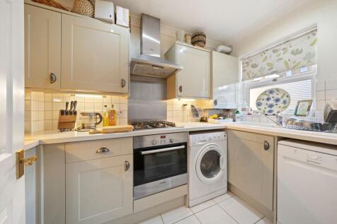 Heather Place, Esher, KT10 photo 4