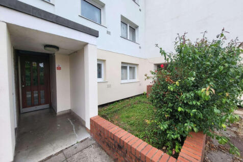 Spacious 2 Bedroom Ground Floor Apartment with St