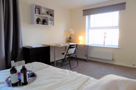 Bright, neatly presented double bedroom with a ...