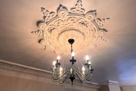 Lounge ceiling rose