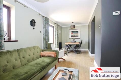 FAMILY ROOM / DINING ROOM