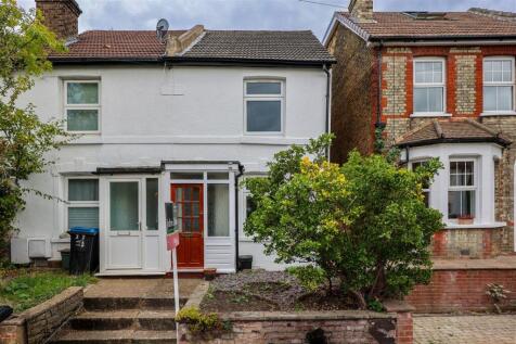 2-bed terraced on Chelsham Road, South Croydon, £1,675/mo