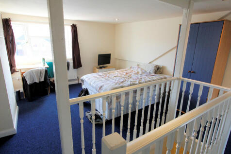 Pitcroft Avenue, Reading, Berkshire, RG6 photo 3