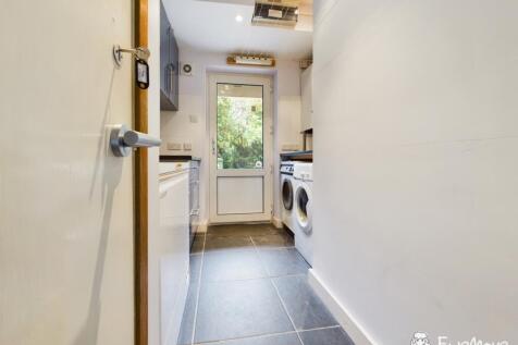 CAM02877G0-PR0053-STILL025