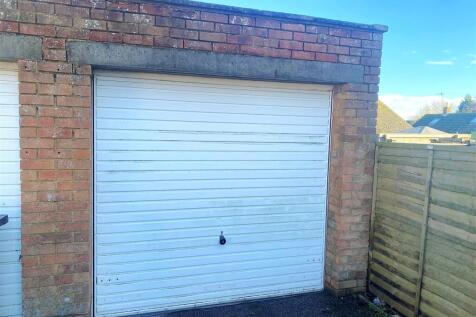 17 Chartres Close - Garage.jpg