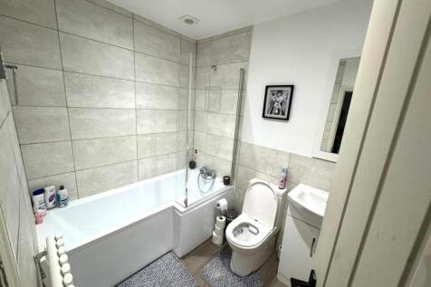 main bathroom 1.jpeg