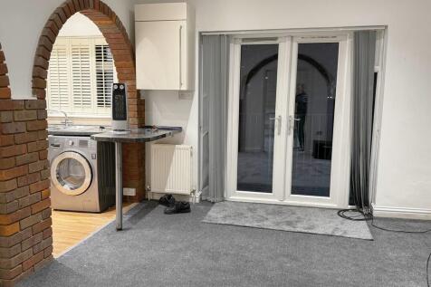 Willow Lane, Watford photo 5