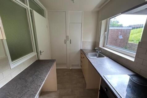 Cliffe Gardens, Shipley, West Yorkshire, BD18 photo 3