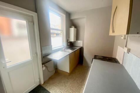 39 Oakley Road Kitchen 2.jpg