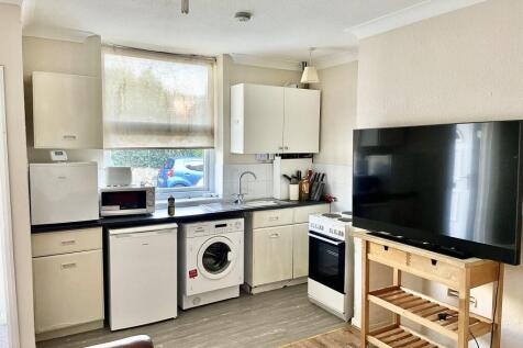 Carlinghow Lane, Batley, West Yorkshire, WF17 photo 3