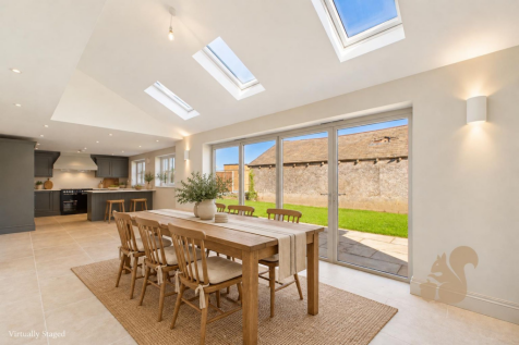 Kitchen / Family Room VS