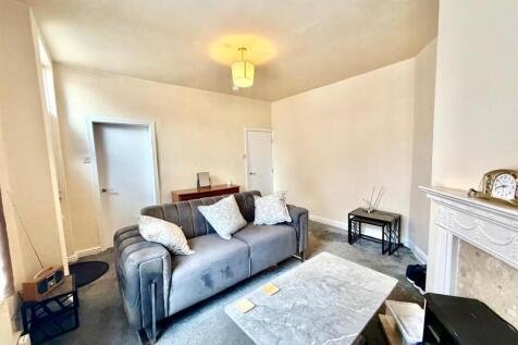 Living Room / Dining Area: