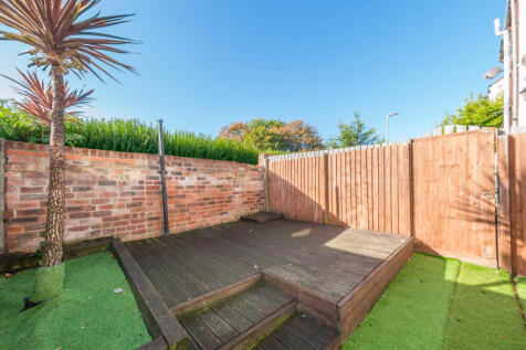 2-bed flat on Bynes Road, London, CR2, £1,900/mo