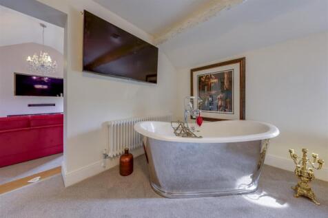 Feature Free Standing Bath