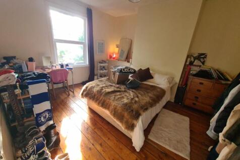 A cozy bedroom featuring a comfortable double b...