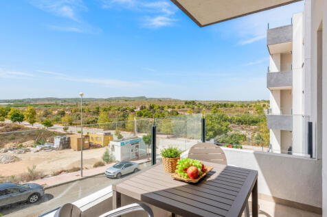 San Miguel de Salinas apartment  with communal pool located just 5 mins walk into town and amenities.