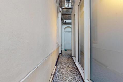 Flat 1 167 CRcourtyard2.2.jpg