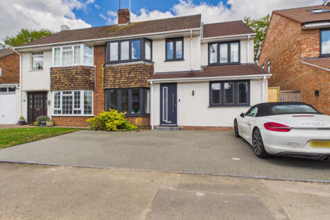 4/5 bedroom Semi Detached for rent