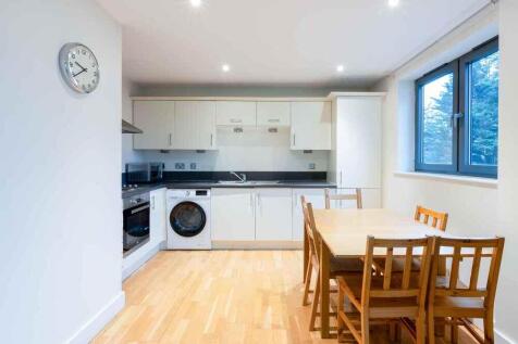 Chapter Way, SW19: 2 bed 1 rec 2 bath  photo 3