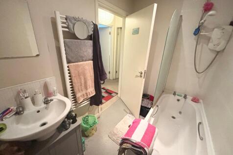 Badminton Road, DOWNEND photo 5