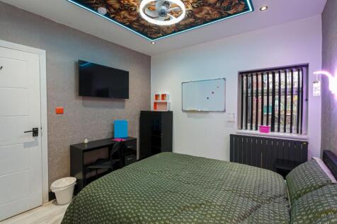 Bright, well-finished double bedroom with styli...