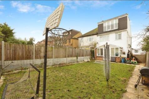 Dovedale Avenue, Clayhall, Ilford, London, Redbridge, IG5 0QF photo 3