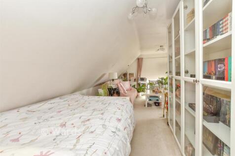 Bedroom/ Kitchen/ Living Area