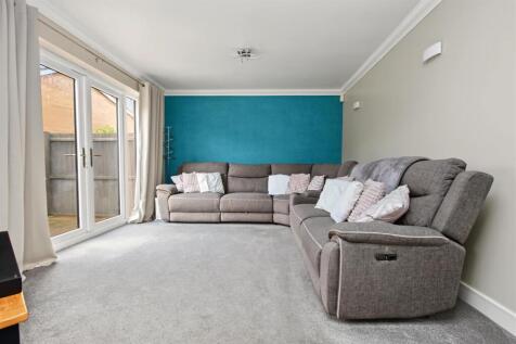 LIVING ROOM.JPG
