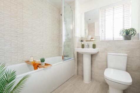 Modern and bright family bathroom
