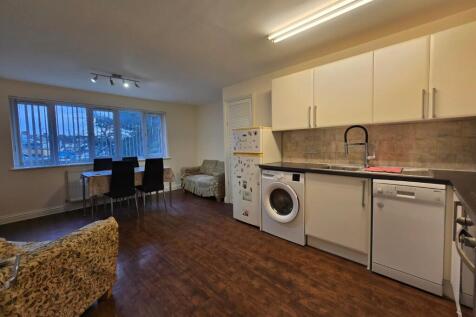 2 bed flat to rent The Vale, London NW11
