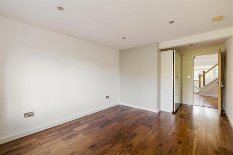 Hermitage Close, E18