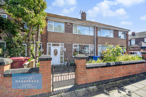 Three Bedroom Town House with Large Conservatory 