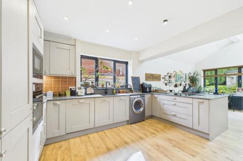 CAM02093G0-PR0053-STILL021