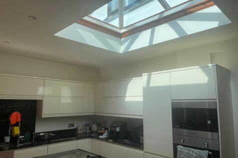 Flat Above, Walton Street, Walton On The Hill, Surrey photo 5