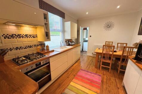 Kitchen a (edit).jpg