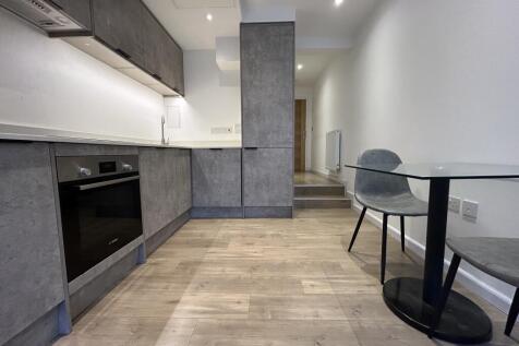 Studio flat on Cresta House, Alma Street, Luton, £970/mo