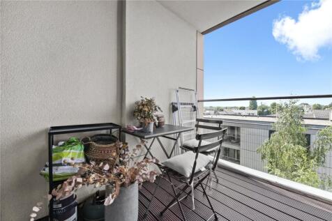 property in Ipsus Building, 
4 Balham Hill, SW12