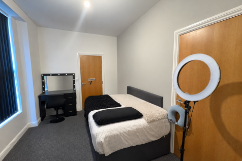 Studio flat on 37 Cattedown Road, Studio 2, £850/mo