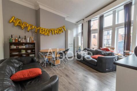 6-bed flat on The Crescent, Hyde Park, Leeds, £2,730/mo
