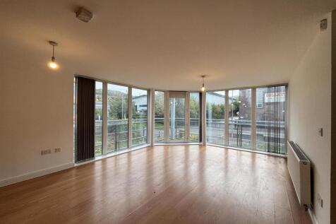 2-bed flat on Westbury Street, Elland, HX5 9AL, £725/mo