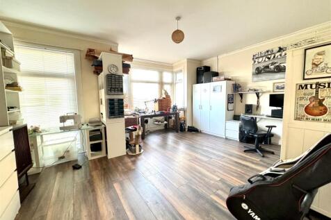 49a Woodgrange drive bed 1
