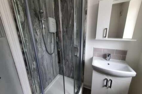 Upstairs showeroom -toilet.jpg