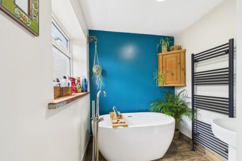 CAM02093G0-PR0053-STILL029