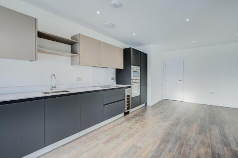 3-bed flat on Watteau Square, CROYDON, £2,500/mo